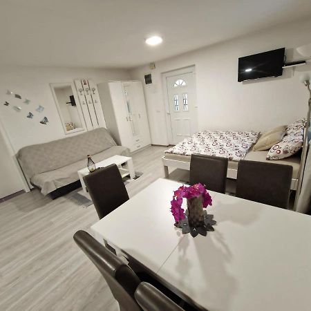 Guesthouse Ella 슬루니 외부 사진